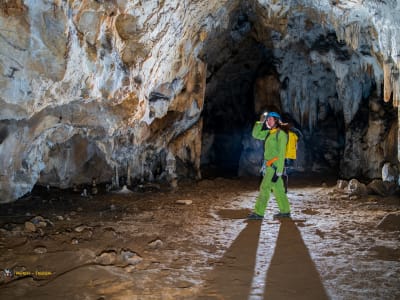 Espeleología en la cueva de 2 Avens, cerca de Vallon-Pont-d'Arc, Ardèche