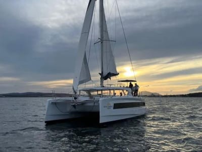 Katamaranausflug bei Sonnenuntergang mit Aperitif auf See ab Santa Giulia