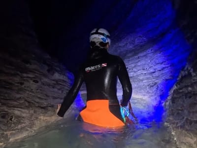 Nacht-Canyoning in Ponte nelle Alpi, Unterwasserbeleuchtung, Dolomiten