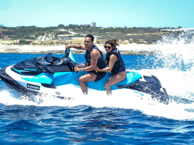 Jetski-Verleih in der Bucht von St. Thomas, Malta