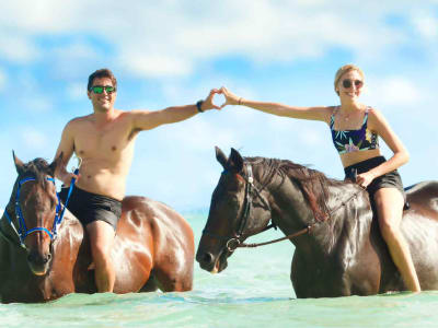 Balade et baignade à cheval sur la plage de Riambel près de Souillac, Île Maurice