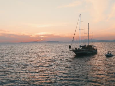 Bootsfahrt bei Sonnenuntergang mit Abendessen ab Athen