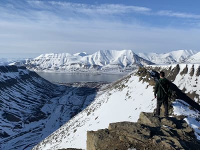 Geführte Wanderung nach Sarkofagen mit 360°-Panoramablick ab Longyearbyen, Spitzbergen