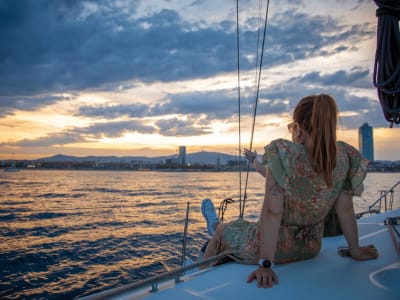 Paseo en velero al atardecer en Barcelona