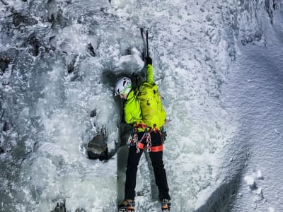 Curso intermedio de escalada en hielo en Pyhä