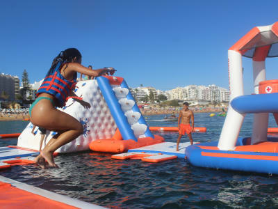 Parc aquatique gonflable à la plage d'Armação de Pêra, Algarve