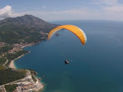 Tandem-Gleitschirmflug über der Altstadt von Kotor