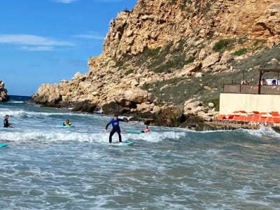 Lección de surf para principiantes en Golden Bay, Malta