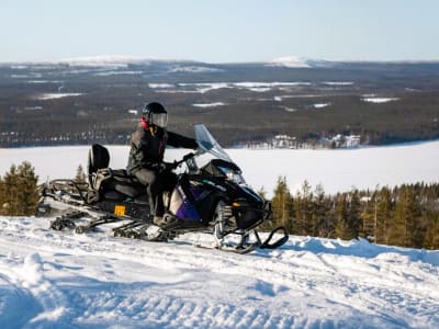 Excursión en moto de nieve eléctrica a las colinas de la Laponia finlandesa en Pyhä