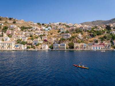 Excursion en kayak de mer depuis la plage de Pedi à Symi, près de Rhodes