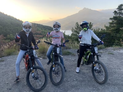 Randonnée à moto électrique autour du lac de Serre-Ponçon dans les Hautes-Alpes