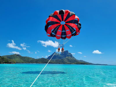 Parachute ascensionnel au-dessus du lagon de Bora Bora