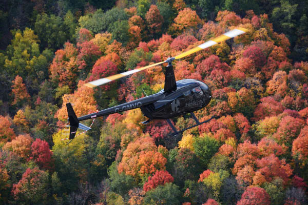 Hubschrauberflug über die Wälder von Quebec von Montreal aus