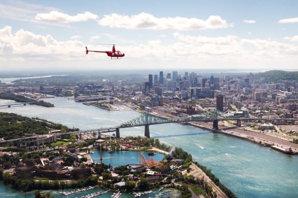 Hubschrauberflug über den St. Lawrence in Montreal