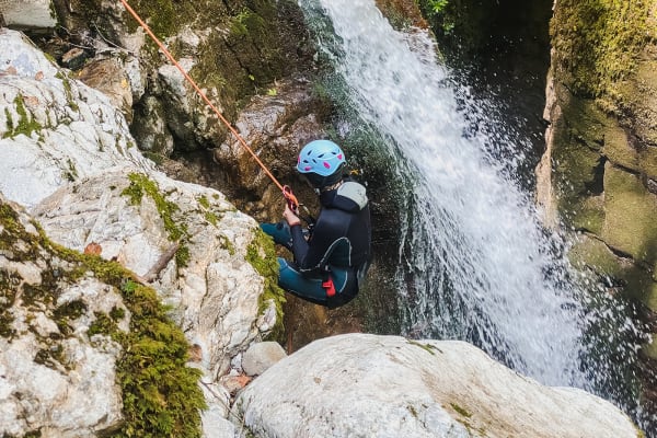 Canyoning sportif dans le Rio Selvano près de Castelnuovo di Garfagnana