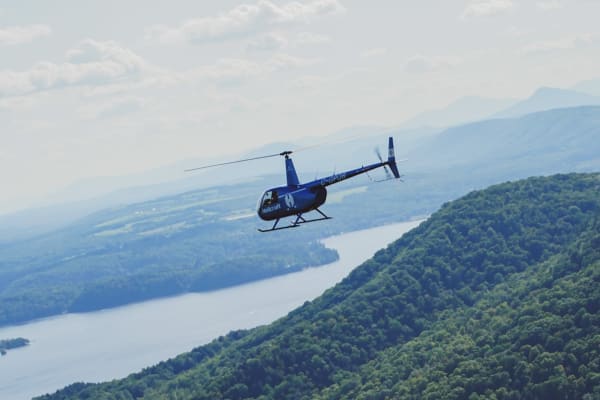 Vol en hélicoptère au-dessus du lac Massawipi près de Sherbrooke
