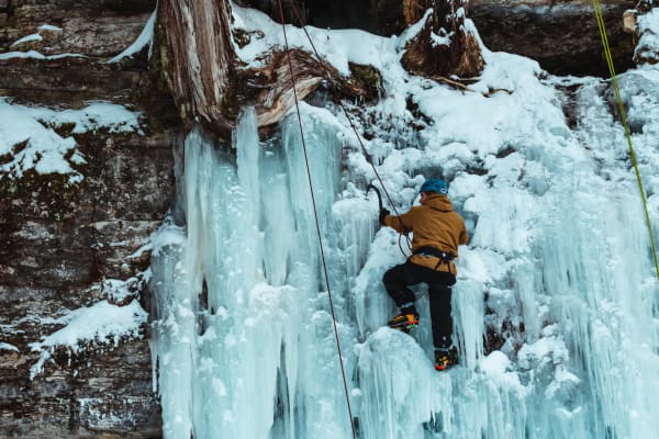 Entdecken Sie das Eisklettern in St-Alban, Québec