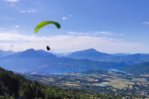 Paragliding in Lake Serre Ponçon