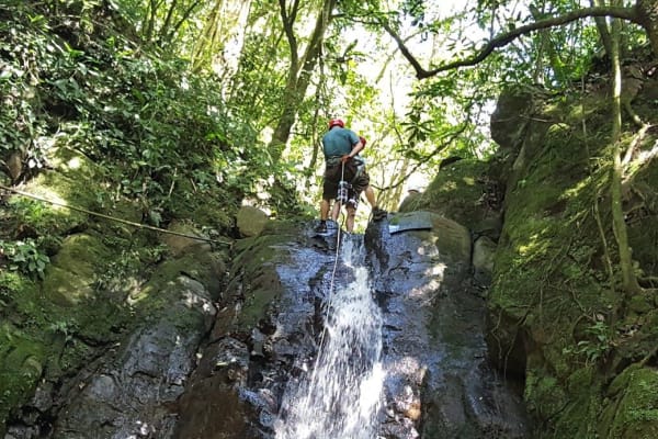 Canyoning en cascade dans la forêt nuageuse de Monteverde, Costa Rica