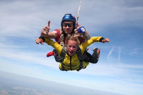 Skydiving in Mons