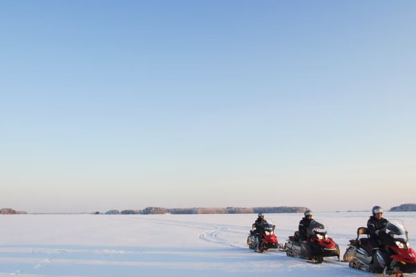 Motorschlittenfahrt und Eisangeln im Linnansaari-Nationalpark ab Oravi