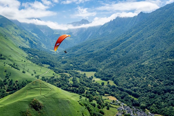 Tandem paragliding flight in Accous, Pyrénées Atlantiques
