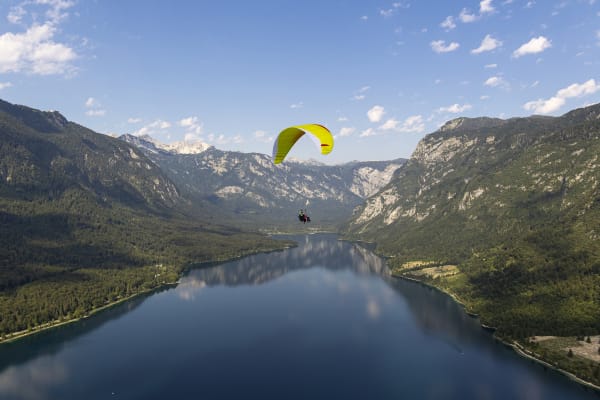 Vuelo en parapente biplaza sobre el lago Bohinj desde Vogel