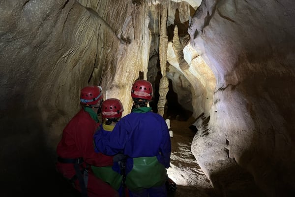 Höhlenwandern in der Staustufenhöhle in den Gardon-Schluchten, in der Nähe von Uzès
