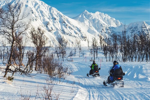 Schneemobilsafari in den Lyngenalpen vom Lenangsstraumen bei Tromsø