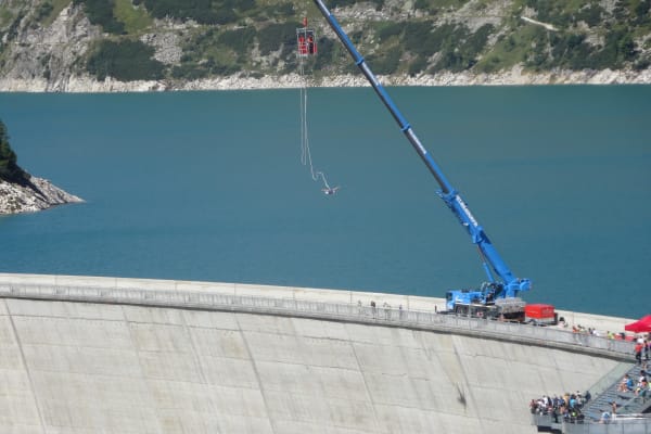 Saut à l'élastique au barrage de Kölnbrein (165 m) dans la vallée de la Malta, parc national des Hohe Tauern