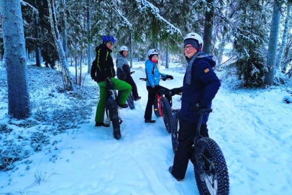 Fat bike d'hiver sur la glace de mer gelée de Nallikari à Oulu