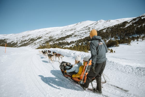 Winter-Abenteuer: Hundeschlittenfahrt und Motorschlittenfahrt im Grandvalira Mountain Park, Andorra