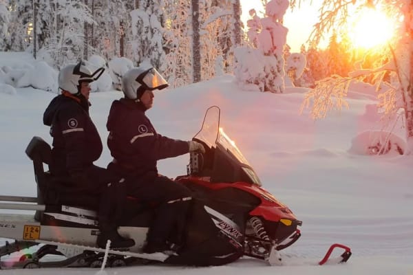 Motoneige dans le Parc national de Linnansaari