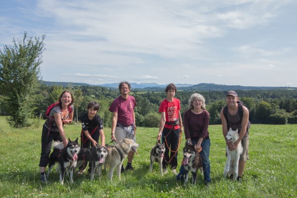 Senderismo con perros de trineo en Cisternes-la-Forêt, cerca de Clermont-Ferrand