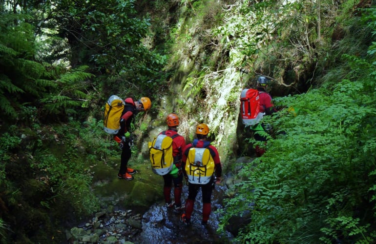 Barranquismo en el Parque Natural de Alvao, cerca de Oporto