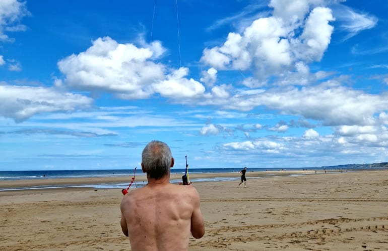 Initiation au pilotage d'une aile de traction à Omaha Beach