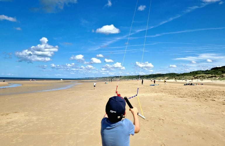 Initiation to piloting a traction kite at Omaha Beach
