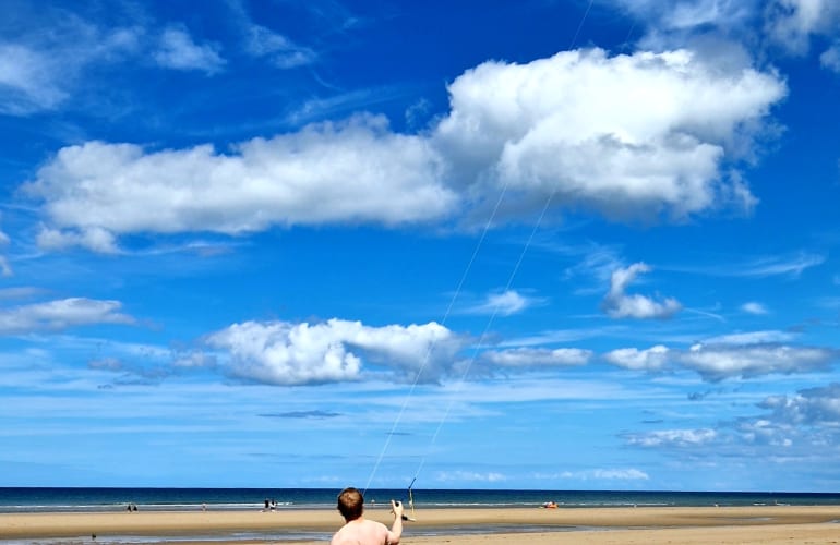 Iniciación al pilotaje de una cometa de tracción en Omaha Beach