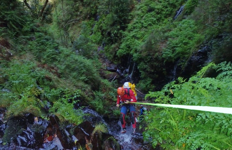 Canyoning dans le parc naturel d'Alvao, près de Porto