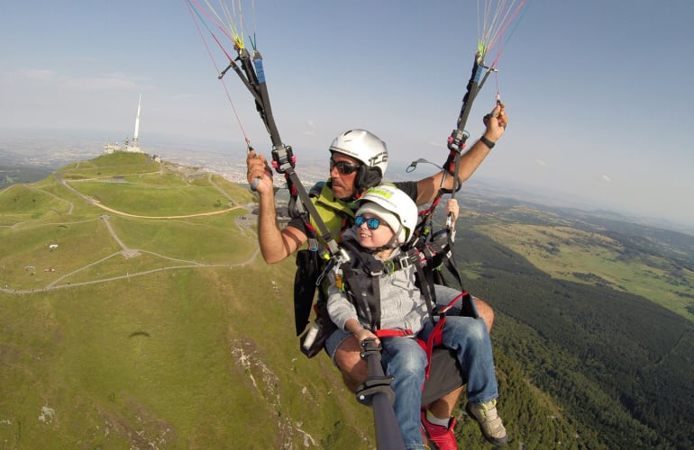 Tandem-Gleitschirmfliegen in der Nähe von Clermont-Ferrand