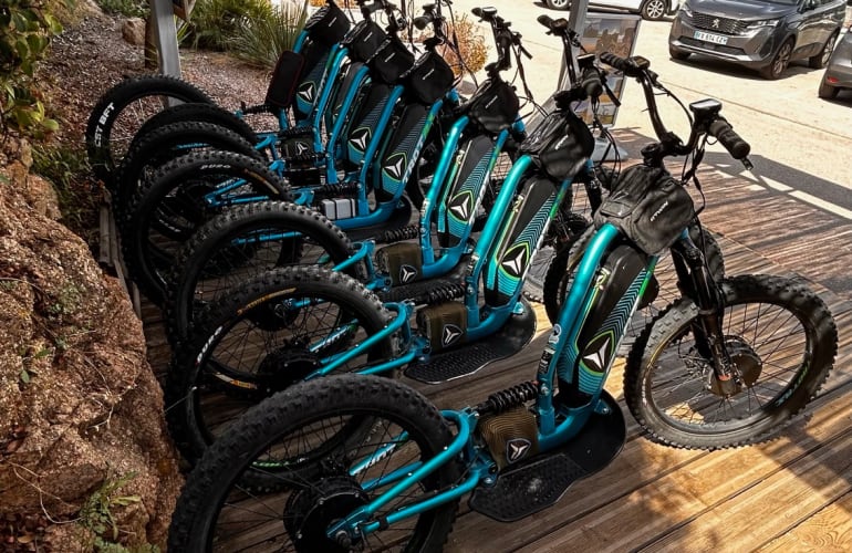 Fahrt mit dem Elektroroller im Wald von Esigna, Cargèse