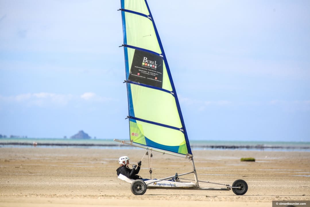 Carro de vela en la playa de Hirel con vista al Mont-Saint-Michel
