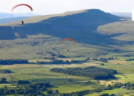 Gleitschirmfliegen im Yorkshire Dales National Park