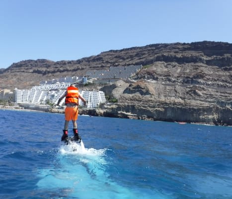 Flyboarding in Playa de Mogan, Canarias