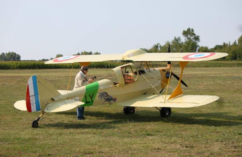 Ultraleichtflugzeug auf der Startbahn vor seinem Abflug