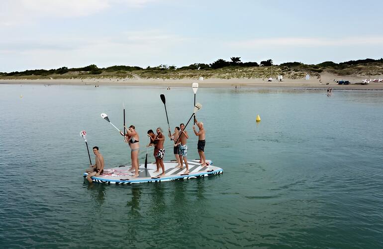 Groupe d'amis durant une activité stand up paddle