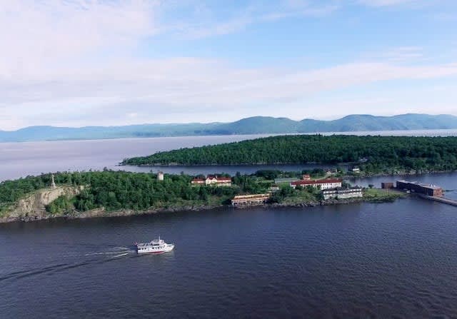 Bateau près d'une île