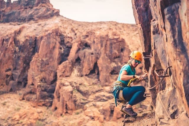 Frau auf Klettersteig