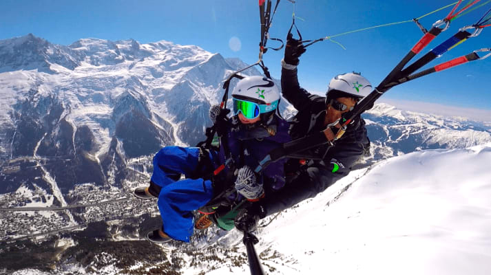 Parapente frente al Mont Blanc
