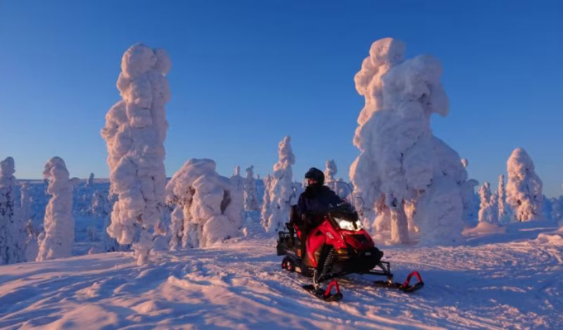 Snowmobiling in Ylläs